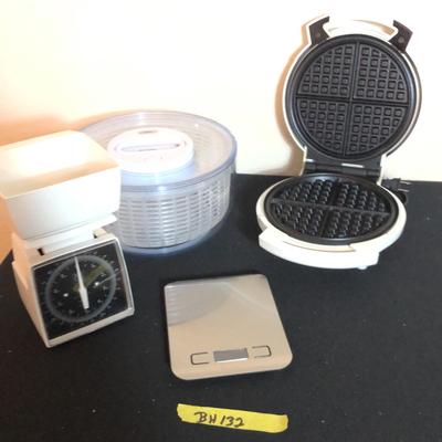 BH132 Kitchen Scales, Waffle maker & Salad Spinner