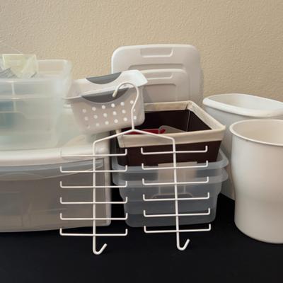 BH241 Assortment Of Storage Containers