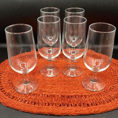 BH168 Wine Glasses And Placemats 