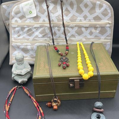 BH219 Costume Jewelry And Storage