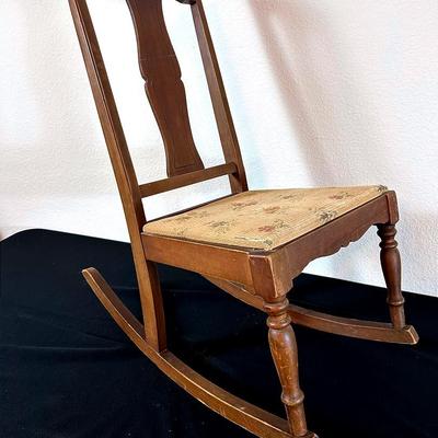 BH441 AMERICANA MINIATURE SEWING ROCKING CHAIR