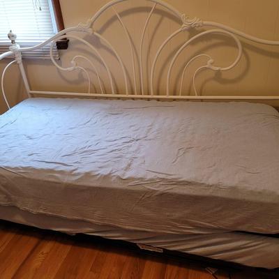 White Metal Daybed with Trundle Bed and Two Mattresses