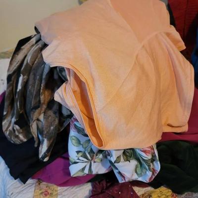 25pc Sz1-3x Women's Tops and Shirts Mixed Brands and Styles - Large Lot! 