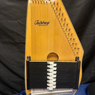 Lot 544: Oscar Schmidt 21-Chord Autoharp with Case