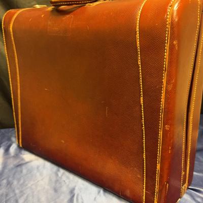 Lot 516: Vintage Wheary Leather Suitcase – Mid-Century Travel Luggage