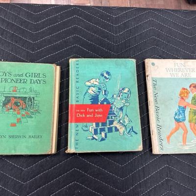 Lot 226: Collection Of Vintage School Readers ( Ex- Library )
