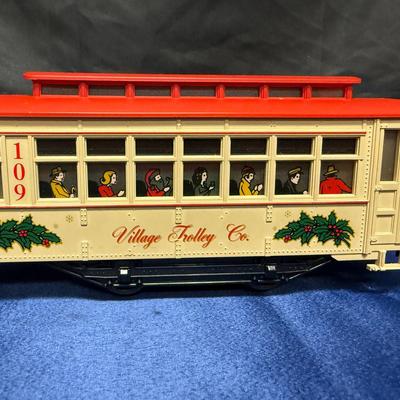 Lot 524: Lionel The Village Trolley Company Trolley Set – O/027 Gauge, Illuminated