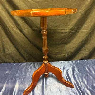 Lot 528: Vintage Pedestal Accent Table – 21”