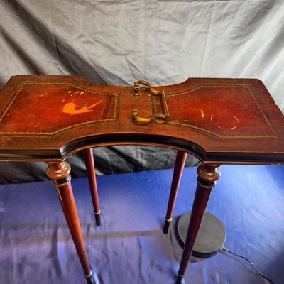 Lot 557: Weiman Heirloom Leather-Top Accent Table – Model 9200