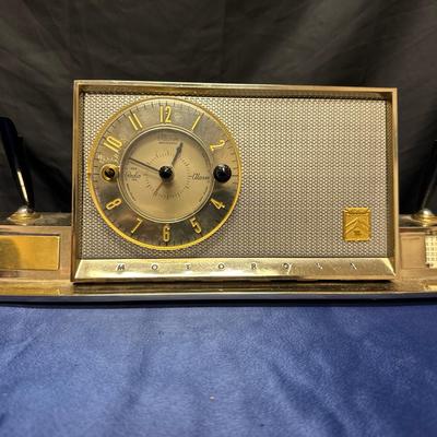 Lot 541: Vintage Motorola Model 53D1 Clock Radio with Dual Pens – For Parts or Display