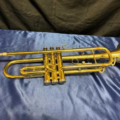 Lot 518: Vintage Director Trumpet – Serial L66424 with Mouthpiece