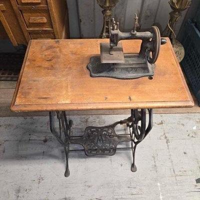 7505 • minature sewing machine table