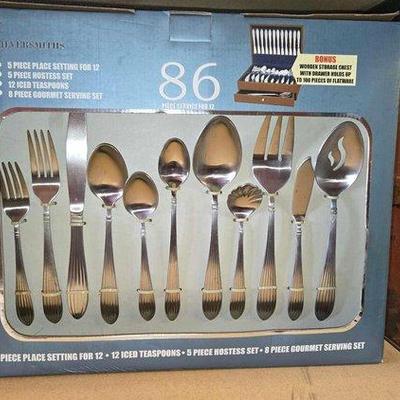 6054 • new!!! silversmiths 86 piece flatware set