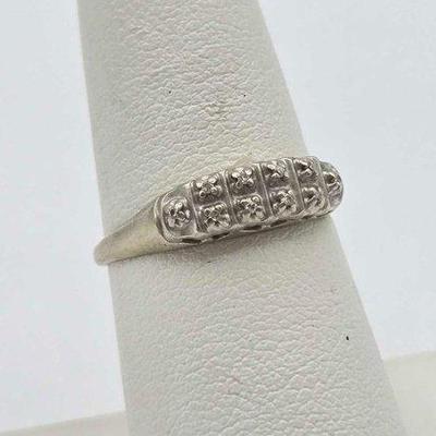 714 • 14k white gold with small diamond ring, 1.9g