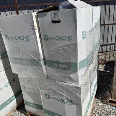 92516 • pallet of pillows