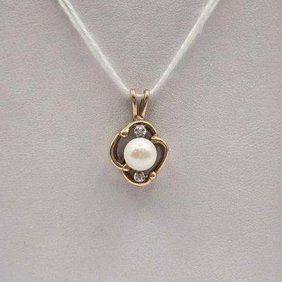 802 • 10k gold diamond & pearl pendant, 1.7g