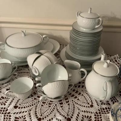 Noritake Tahoe Porcelain Dinnerware Set

