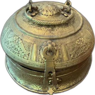 Sale Photo Thumbnail #56: Antique Brass Betel Nut Pandan Box with Lid, Northern India 19th C

