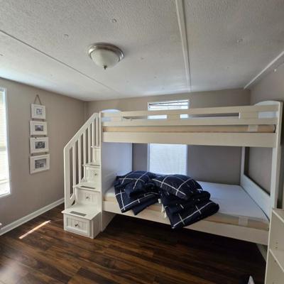 Bunkbeds w/ mattresses