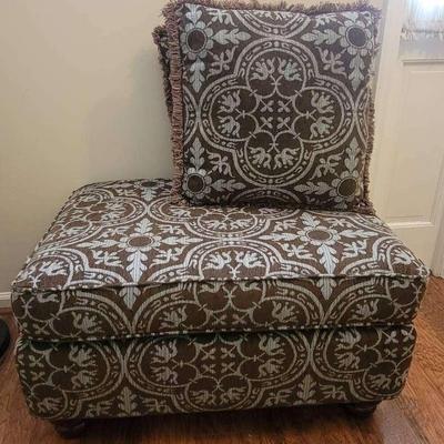 Patterned Ottoman with Matching Throw Pillows
