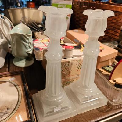 Several sets of candlessticks
