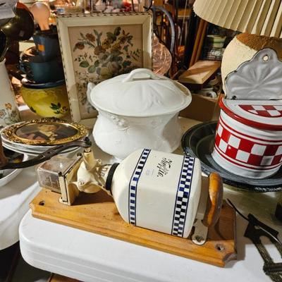 Several coffee grinders, crystal 3 grinders