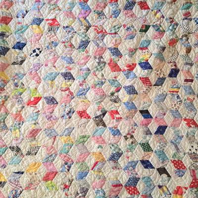 Sale Photo Thumbnail #24: Vintage patchwork quilt