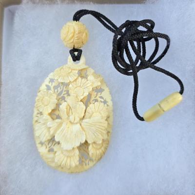 Sale Photo Thumbnail #15: Carved pendant necklace
