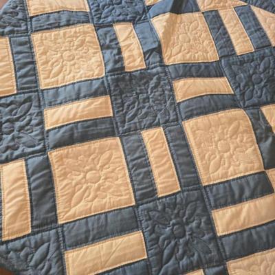 Sale Photo Thumbnail #26: vintage quilt