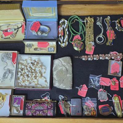 An overview of the jewelry....
