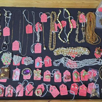 Vintage jewelry
Antique jewelry
Modern jewelry