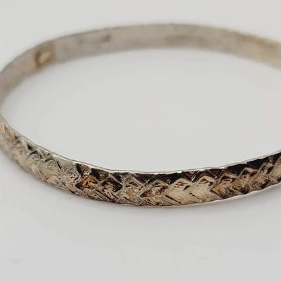 Tooled 925 Sterling Bangle Bracelet with Linked Diamond Pattern