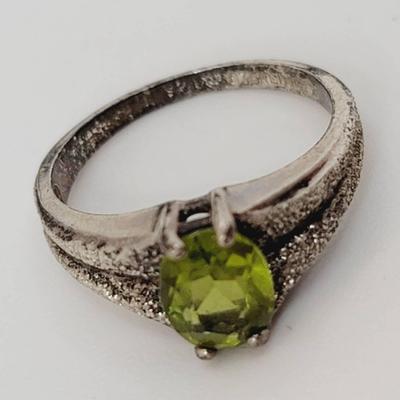 925 Peridot Ring Sz 6 Textured Band