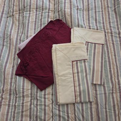 Lot #223 - Vintage JCPenney Full Size Comforter, 2 Pillow Shams & Bedskirt
