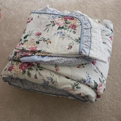 Lot #221 - Vintage Wamsutta Queen Reversible Comforter, 2 Pillow Shams, Plus Bedskirt (*see description)
