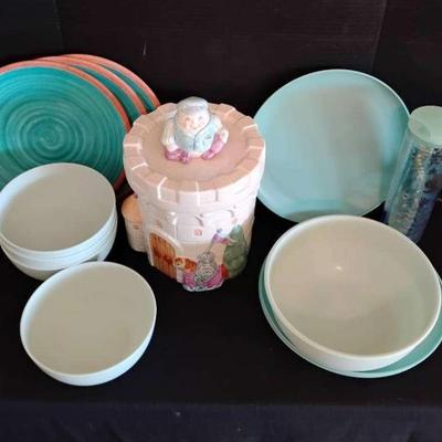 Th118 blue assorted kitchen ware