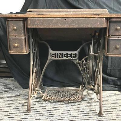 Antique Singer Sewing Machine Circa 1906–1907 (early 20th century)– Cast Iron Base & Wooden Cabinet