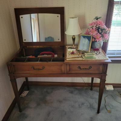 Sale Photo Thumbnail #17: Vintage Dressing Table