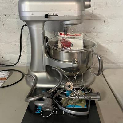 KitchenAId 600 Series 6 QT Professional Mixer With Attachments And Books
