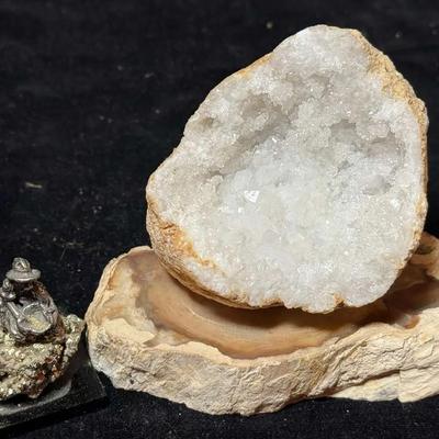 Quartz geode collectible other pieces