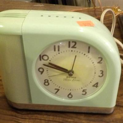 Sale Photo Thumbnail #365: Vintage Clock 