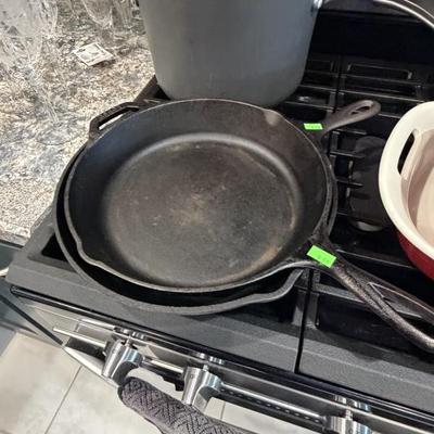 loge cast iron pan 