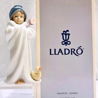 Lladro Figurine 6800 "BUNDLED BATHER"