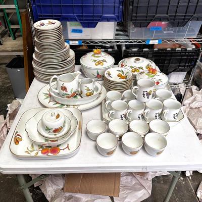Sale Photo Thumbnail #305: Royal Worcester Evesham Gold Porcelain Set, 1961
