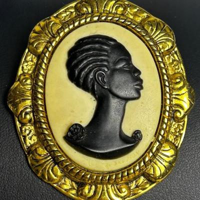 Correen Simpson Vintage Cameo Brooch - 2.25” L