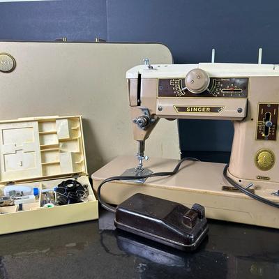 Vintage Singer Portable Sewing Machine Model 401A