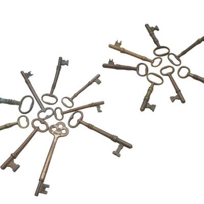 Sale Photo Thumbnail #90: 16 ANTIQUE BRASS & BRONZE FURNITURE KEYS