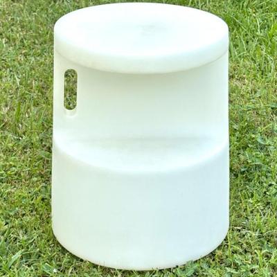 Minimalist OFFI Tote Table
