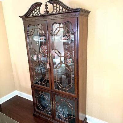 Vintage Thomasville Lighted China Curio Display Cabinet 