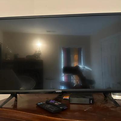 Vizio D-Series 32-inch 1080p Full HD LED Smart TV (D32f-G4) with Roku Stick